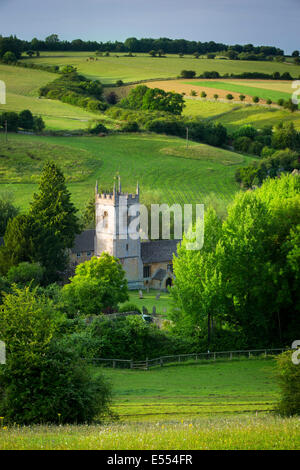 Blick über 15. Jahrhundert St. Andreas Kirche, Naunton, Gloucestershire, England Stockfoto