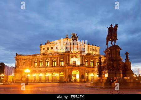 Opernhaus Semperoper und die Statue von König Johann am Theaterplatz in Dresden bei Nacht, Sachsen, Deutschland, Europa Stockfoto