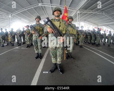 Manila, Philippinen. 21. Juli 2014. Mitglieder der Marine Battalion Landing Team 5 (MBLT5) stehen stramm bei Ankunft in der philippinischen Marine-Hauptquartier in Manila, Philippinen, 21. Juli 2014. Mehr als 200 Mitglieder der MBLT5 kam nach er fast 10 Jahre im nördlichen Philippinen in Manila. Bildnachweis: Rouelle Umali/Xinhua/Alamy Live-Nachrichten Stockfoto