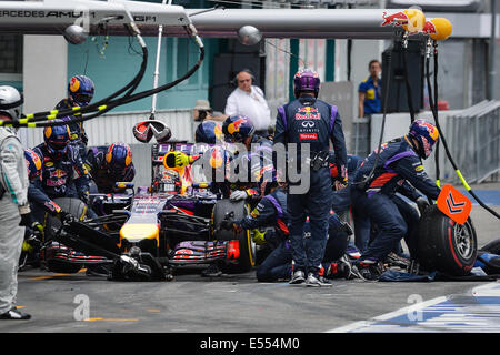 Hockenheim, Deutschland. 20. Juli 2014. Deutsche Formel1-Fahrer Sebastian Vettel vom Team Red Bull hat einen Boxenstopp in der deutschen Formel 1 Grand Prix auf der Rennstrecke Hockenheimring in Hockenheim, Deutschland, 20. Juli 2014. Foto: DAVID EBENER/DPA/Alamy Live-Nachrichten Stockfoto