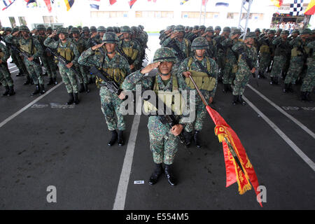 Manila, Philippinen. 21. Juli 2014. Mitglieder der Marine Battalion Landing Team 5 (MBLT5) Salute bei Ankunft in der philippinischen Marine-Hauptquartier in Manila, Philippinen, 21. Juli 2014. Mehr als 200 Mitglieder der MBLT5 kam nach er fast 10 Jahre im nördlichen Philippinen in Manila. Bildnachweis: Rouelle Umali/Xinhua/Alamy Live-Nachrichten Stockfoto