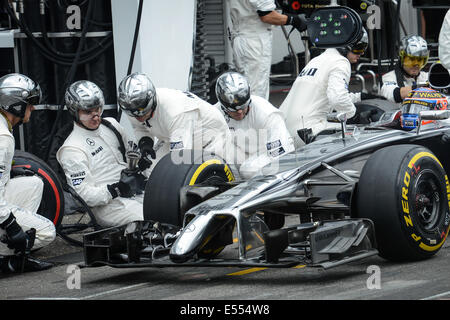 Hockenheim, Deutschland. 20. Juli 2014. Britische Formel1-Fahrer Jenson Button vom Team McLaren-Mercedes hat einen Boxenstopp in der deutschen Formel 1 Grand Prix auf der Rennstrecke Hockenheimring in Hockenheim, Deutschland, 20. Juli 2014. Foto: DAVID EBENER/DPA/Alamy Live-Nachrichten Stockfoto