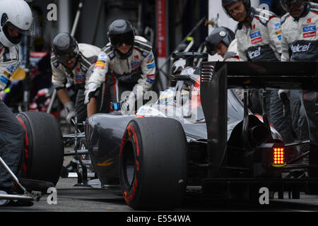 Hockenheim, Deutschland. 20. Juli 2014. Deutsche Formel1 Fahrer Adrian Sutil aus Team Sauber macht einen Boxenstopp in der deutschen Formel 1 Grand Prix auf der Rennstrecke Hockenheimring in Hockenheim, Deutschland, 20. Juli 2014. Foto: DAVID EBENER/DPA/Alamy Live-Nachrichten Stockfoto