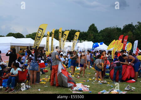 Walton, Surrey, UK. 20. Juli 2014. Die Bereinigung nach Tausenden von Filipino und ihre Familien versammelt, um ihre Kultur mit einer Party zu feiern. Bildnachweis: Paul Hamilton/Alamy Live-Nachrichten Stockfoto