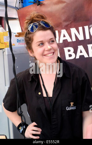 der Guinness-Stand auf der Southsea Frau lacht Essen fair Festival 2014 England uk Stockfoto