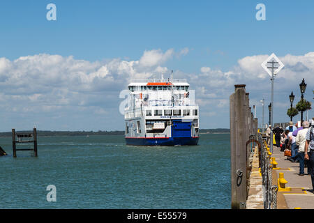 Isle Of Wight Auto und Personenfähre nähert sich das Dock im Hafen von Yarmouth. Stockfoto