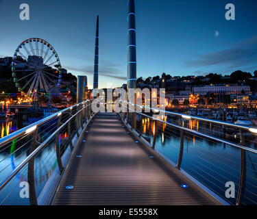 GB - DEVON: Torquay, Millennium Bridge & Hafenstadt bei Nacht Stockfoto