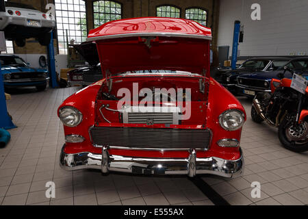 Chevrolet Bel Air Pro Street (1955) an der Tankstelle. 27. Oldtimer-Tage Berlin - Brandenburg Stockfoto