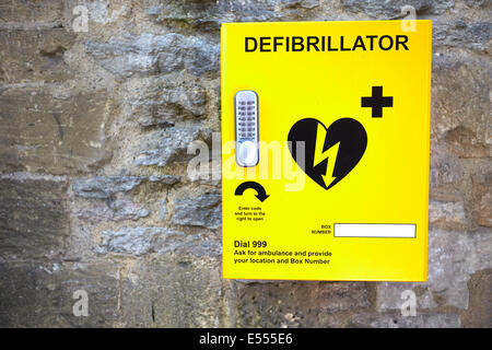 Automatisierter externer Defibrillator installiert auf einer Steinmauer auf einer Straße im ländlichen Oxfordshire Stockfoto