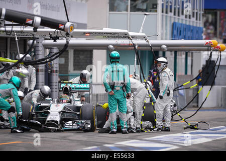 Hockenheim, Deutschland. 20. Juli 2014. Deutsche Formel1-Fahrer Nico Rosberg von Mercedes AMG-Team hat einen Boxenstopp in der deutschen Formel 1 Grand Prix auf der Rennstrecke Hockenheimring in Hockenheim, Deutschland, 20. Juli 2014. Foto: DAVID EBENER/DPA/Alamy Live-Nachrichten Stockfoto