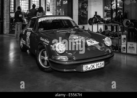 BERLIN, Deutschland - 17. Mai 2014: Sport Auto Porsche 911 Carrera RS (schwarz und weiß). 27. Oldtimer-Tage Berlin - Brandenburg Stockfoto