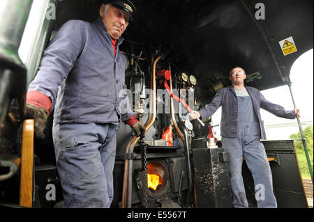 Feuerwehrmann Steve Matthews und Fahrer Fred Lewis in der Kabine der Great Western Railway (GWR) Burg Klasse Dampflok Nummer 5029 "Nunney Castle", bevor es seinen Zug von Westbury in Plymouth, Devon beginnt. Stockfoto