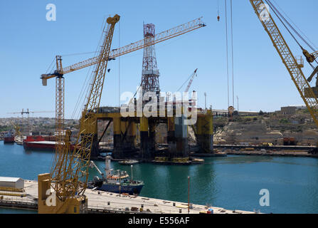 Transocean Amirante Midwater Floater Rig vertäut im Hafen von Valletta Malta Stockfoto