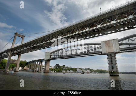 Gerüstbau deckt die Tragsäulen des The Royal Albert-Eisenbahnbrücke von Isambard Kingdom Brunel entworfenen. Stockfoto