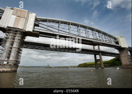 Gerüstbau deckt die Tragsäulen des The Royal Albert-Eisenbahnbrücke von Isambard Kingdom Brunel entworfenen. Stockfoto