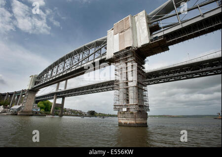 Gerüstbau deckt die Tragsäulen des The Royal Albert-Eisenbahnbrücke von Isambard Kingdom Brunel entworfenen. Stockfoto