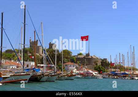 Hafen von Bodrum und Schloss von St. Peter in Bodrum Stadt, Provinz Mugla, Türkei Stockfoto