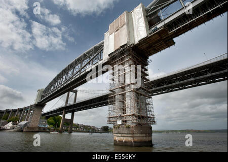 Gerüstbau deckt die Tragsäulen des The Royal Albert-Eisenbahnbrücke von Isambard Kingdom Brunel entworfenen. Stockfoto