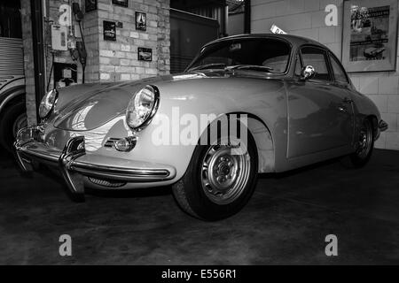 BERLIN, Deutschland - 17. Mai 2014: Sportwagen Porsche 356 Coupe. Schwarz und weiß. 27. Oldtimer-Tage Berlin - Brandenburg Stockfoto