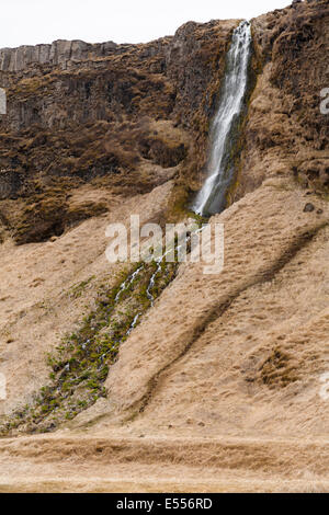 Wasserfall abstürzende Felsen an der Küste der Südinsel Stockfoto