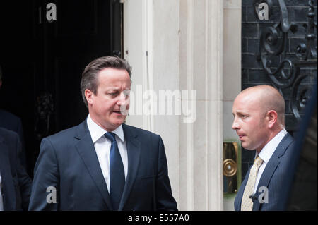 Downing Street, London, UK. 21. Juli 2014. Premierminister David Cameron verlässt Downing Street auf seinem Weg an die Häuser von Commons. Der Premierminister wird eine Aussage über Flug MH17 und die Krise im Gaza-Streifen machen. Stockfoto