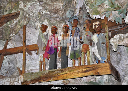 Tau Tau Ahnenfiguren der Toraja Leute im Felsengrab, Rantepao, Tana Toraja, Sulawesi, Indonesien Stockfoto