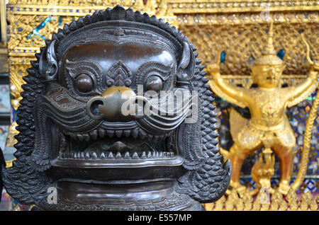 Garuda Figuren im Tempel des Smaragd Buddha Wat Phra Kaeo, Grand Palace, Bangkok, Thailand Stockfoto