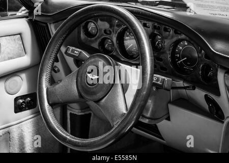 Innenraum der Fahrersitz des Autos Aston Martin V8 Volante. Schwarz und weiß. 27. Oldtimer-Tage Berlin - Brandenburg Stockfoto