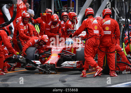 Hockenheim, Deutschland. 20. Juli 2014. Spanische Formel1-Fahrer Fernando Alonso vom Team Ferrari hat einen Boxenstopp in der deutschen Formel 1 Grand Prix auf der Rennstrecke Hockenheimring in Hockenheim, Deutschland, 20. Juli 2014. Foto: DAVID EBENER/DPA/Alamy Live-Nachrichten Stockfoto