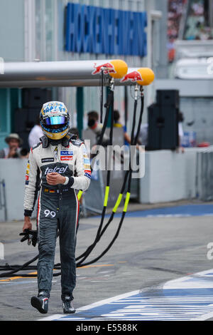 Hockenheim, Deutschland. 20. Juli 2014. Deutsche Formel1 Fahrer Adrian Sutil aus Team geht Sauber durch die Boxengasse, nachdem er aus der deutschen Formel 1 Grand Prix auf der Rennstrecke Hockenheimring in Hockenheim, Deutschland, 20. Juli 2014 fallen musste. Foto: DAVID EBENER/DPA/Alamy Live-Nachrichten Stockfoto