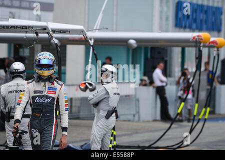 Hockenheim, Deutschland. 20. Juli 2014. Deutsche Formel1 Fahrer Adrian Sutil aus Team geht Sauber durch die Boxengasse, nachdem er aus der deutschen Formel 1 Grand Prix auf der Rennstrecke Hockenheimring in Hockenheim, Deutschland, 20. Juli 2014 fallen musste. Foto: DAVID EBENER/DPA/Alamy Live-Nachrichten Stockfoto