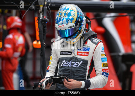 Hockenheim, Deutschland. 20. Juli 2014. Deutsche Formel1 Fahrer Adrian Sutil aus Team geht Sauber durch die Boxengasse, nachdem er aus der deutschen Formel 1 Grand Prix auf der Rennstrecke Hockenheimring in Hockenheim, Deutschland, 20. Juli 2014 fallen musste. Foto: DAVID EBENER/DPA/Alamy Live-Nachrichten Stockfoto