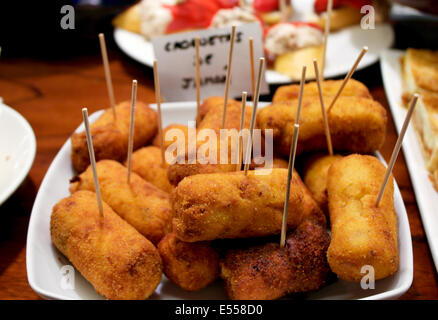 Ration von Kroketten. Typische Tapas der spanischen Küche Stockfoto