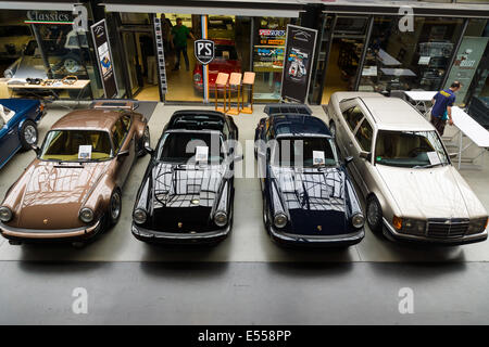 Verschiedenen Retro-Autos von Porsche und Mercedes-Benz auf der Messe. Ansicht von oben. 27. Oldtimer-Tage Berlin - Brandenburg Stockfoto