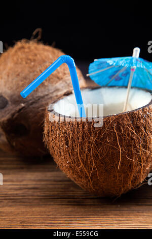 Exotische alkoholische Getränke set mit Früchten Stockfoto