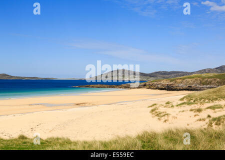 TranBlick über den unberührten Sand des Traigh Lar Strandes zur Isle of Taransay an der Westküste Horgabost Isle of Harris Äußere Hebriden Western Isles Schottland UK Stockfoto