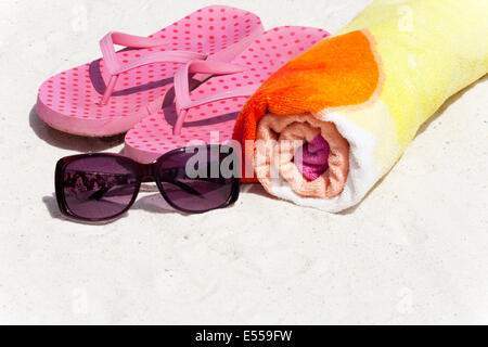 Accessoires wie Sonnenbrillen, Strand Handtuch und Flip-Flops für den Urlaub am Meer Stockfoto