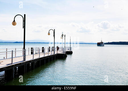 Blick über den Lago Trasimeno aus Passignano Sul Trasimeno, Umbrien, Italien, mit der Fähre überqueren und Steg, Stockfoto