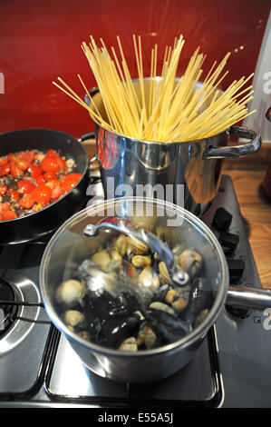 Meeresfrüchte Muscheln Muscheln, Garnelen und Herzmuscheln mit Linguine Nudeln kochen der Muscheln zu öffnen, um zu zeigen, dass sie gekocht werden Stockfoto