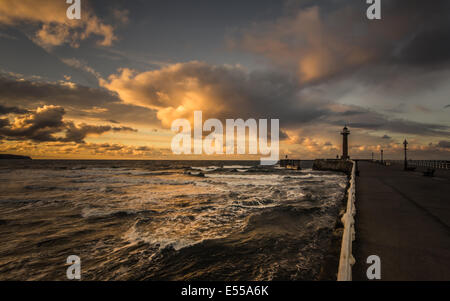 Whitby Pier - Whitby Pier gegen einen dramatischen Wolkenhimmel Stockfoto