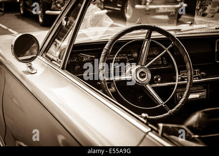 Kabine der Mittelklasse-PKW Plymouth Satelitte 2-türige Hardtop (erste Generation). Sepia. 27. Oldtimer-Tage Berlin - Brandenburg Stockfoto