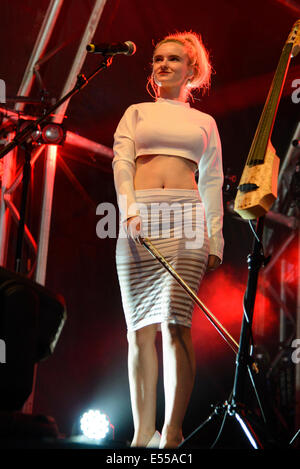 Saubere Bandit spielt Somerset House am 19.07.2014 im Somerset House, London.  Personen im Bild: Grace Chatto. Bild von Julie Edwards Stockfoto