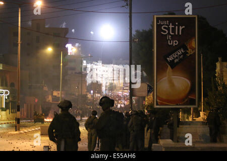 Gaza. 20. Juli 2014. Licht Fackeln explodieren über Kopf. Palästinenser wandte sich jovial am Sonntagabend, als, dass den bewaffneten Flügel der Hamas im Gaza-Streifen, Izzedine Al-Qassam Brigaden herumgesprochen, behauptet haben ein Soldat namens Oron Shaul eingefangen. Izzedine Al-Qassam Sprecher der Hamas, Abu Obeida live ausgestrahlt im palästinensischen Fernsehen um die Nachrichten zu liefern. Bildnachweis: Pazifische Presse/Alamy Live-Nachrichten Stockfoto