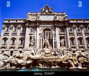 Blick auf den Trevi-Brunnen, entworfen von dem italienischen Architekten Nicola Salvi, Rom, Italien Stockfoto