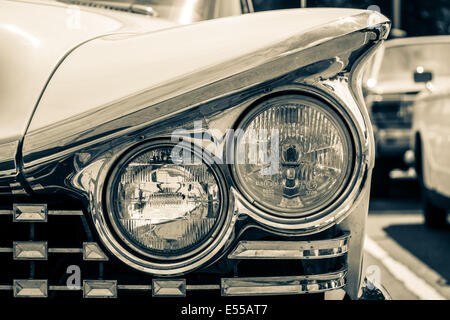 Scheinwerfer von Buick LeSabre (erste Generation). Stilisierung. Tonen. 27. Oldtimer-Tage Berlin - Brandenburg Stockfoto