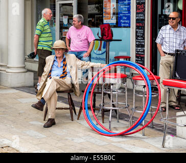 Twickenham, größere London, UK, 21. Juli 2014.  Bekannte englische Erfinder, Trevor Baylis OBE bei der Eröffnung der Twickenham Gemeinschaft, die der Markt vor Ort verkaufen Kunsthandwerk hergestellt und wird geöffnet von 09:00 bis 17:00 Montags und dienstags. Bildnachweis: Eden Breitz/Alamy Live-Nachrichten Stockfoto