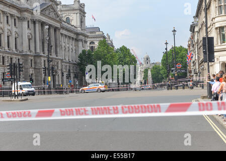 Whitehall, London, UK. 21. Juli 2014. Polizei Klebeband Absperrungen aus Whitehall durch ein verdächtiges Paket, eine Aktentasche links in der Nähe von den Schrank Büros, dies wurde von der Polizei gesprengt und der Bereich später gelöscht. Bildnachweis: Matthew Chattle/Alamy Live-Nachrichten Stockfoto