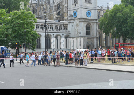 Whitehall, London, UK. 21. Juli 2014. Polizei Klebeband Absperrungen aus Whitehall durch ein verdächtiges Paket, eine Aktentasche links in der Nähe von den Schrank Büros, dies wurde von der Polizei gesprengt und der Bereich später gelöscht. Bildnachweis: Matthew Chattle/Alamy Live-Nachrichten Stockfoto