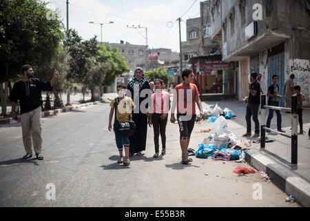 Gaza. 21. Juli 2014. Palästinensischen Familie auf der Flucht vor Beith Hannoun zu einer UN-Schule im Scheich-Said wurden Hunderte von Menschen nehmen Zuflucht vor den Bombardierungen. Palästinenser fliehen Stadtteil Beit Hannoun während schweren israelischen Beschuss im Gazastreifen, Palästinensische Gebiete. Bildnachweis: Ibrahim Khader/Pacific Press/Alamy Live-Nachrichten Stockfoto