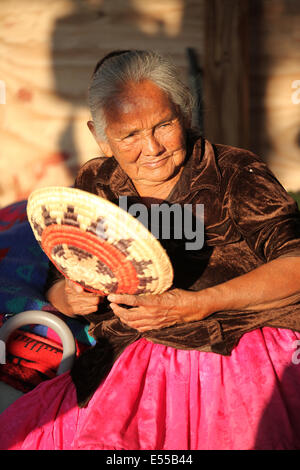 Gebürtige Amerikanerin, Navajo-Indianer im Monument Valley, USA Stockfoto